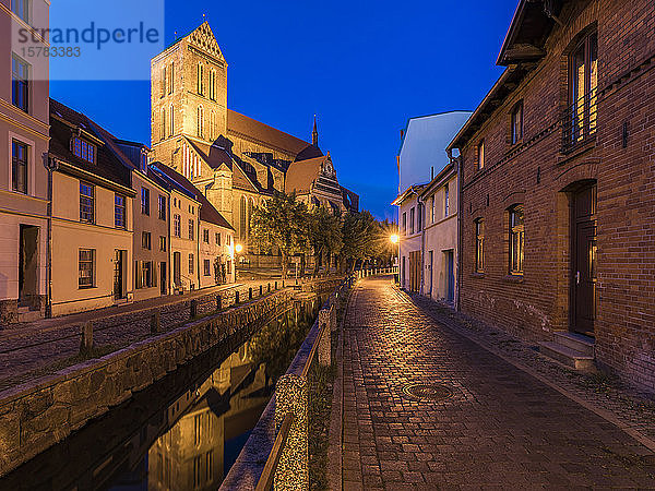 Deutschland  Mecklenburg-Vorpommern  Wismar  Hansestadt  Altstadt und Marienkirche nachts beleuchtet