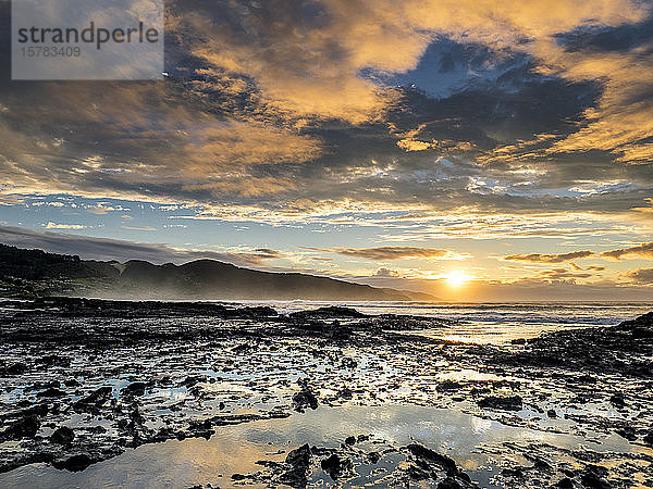 Neuseeland  Northland Region  Ahipara  Landschaftliche Ansicht der Shipwreck Bay bei Sonnenuntergang