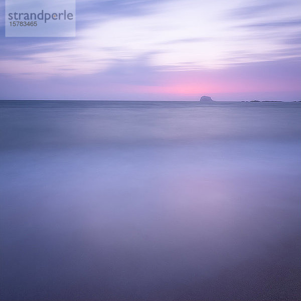 UK  Schottland  North Berwick  Firth of Forth bei ruhiger violetter Morgendämmerung mit Bass Rock im fernen Hintergrund