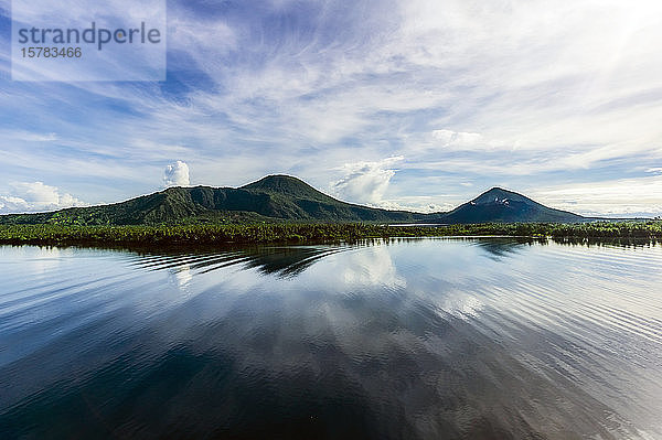 Ozeanien  Papua-Neuguinea  Insel Neubritannien  Blick auf die Vulkane Tavurvur und Vulcan über das Meer