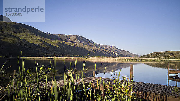 Südafrika  Swellendam  Luftaufnahme der Landschaft mit See bei Sonnenuntergang