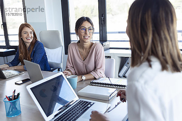 Geschäftsfrauen während einer Besprechung in einem Büro