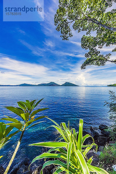 Papua-Neuguinea  Provinz Ost-Neubritannien  Rabaul  Küste der Insel Neubritannien am sonnigen Tag