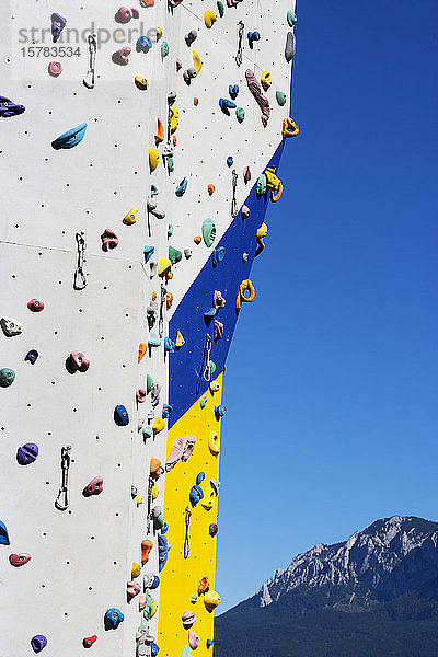 Österreich  Unterach  Kletterwand vor Bergpanorama