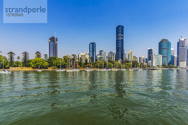 Australien  Brisbane  Stadtsilhouette über dem Fluss Brisbane