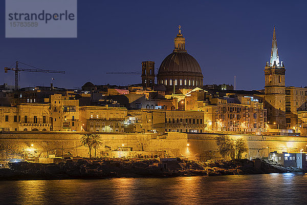 Malta  Valletta  Illuminierte Stadtsilhouette über dem Meer bei Nacht