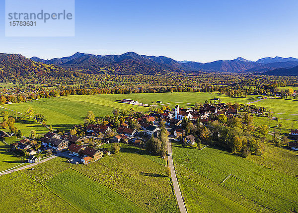 Deutschland  Bayern  Wackersberg  Luftaufnahme eines ländlichen Dorfes im Herbst