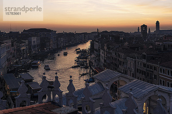 Italien  Venedig Hochwinkelansicht der Altstadt und des Canal Grande bei Sonnenuntergang