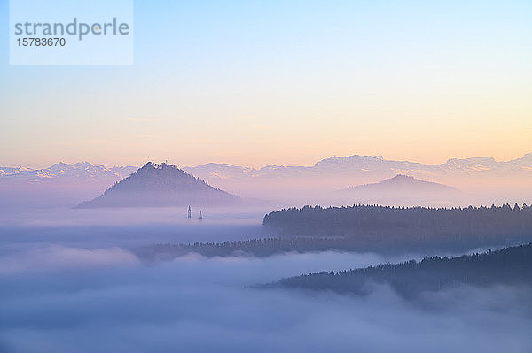 Deutschland  Baden-Württemberg  Landkreis Konstanz  Nebel über dem Hegau mit Hohenhewen und Hohenstoffeln und Schweizer Alpen