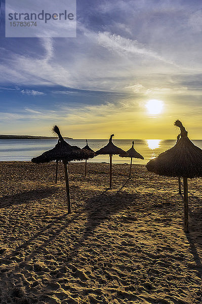 Spanien  Mallorca  El Arenal  Strand bei Sonnenaufgang