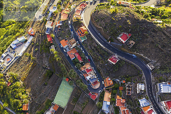 Spanien  Kanarische Inseln  La Gomera  Valle Gran Rey  El Retamal  Luftaufnahme der Stadt und der Straßen in der Berglandschaft
