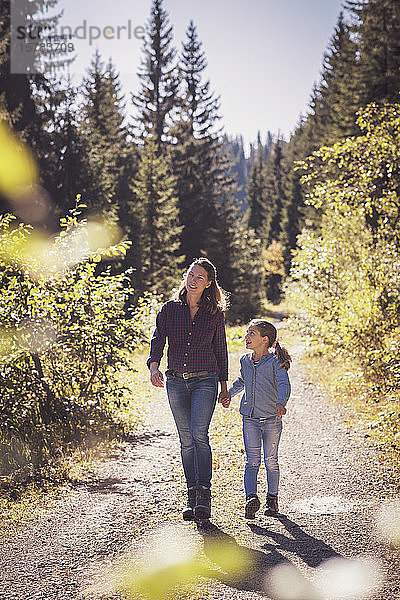 Mutter wandert mit Tochter in den Bergen