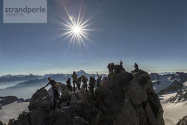 Frankreich  Mont-Blanc-Massiv  Chamonix  Bergsteiger erreichen La Petite Fourche