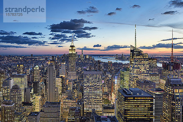 USA  New York  New York City  Blick auf Manhattan bei Sonnenuntergang