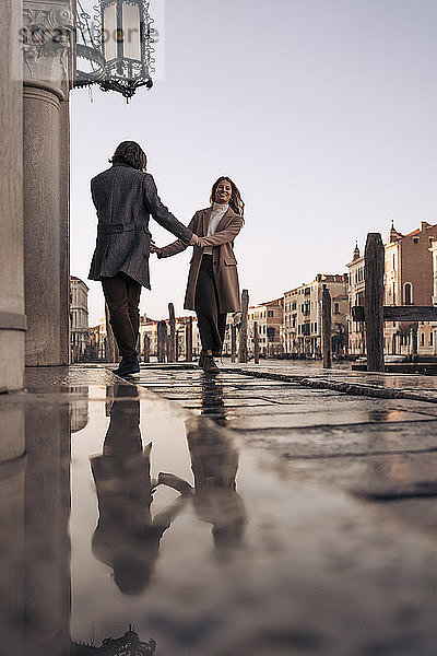 Glückliches junges Paar besucht die Stadt Venedig  Italien