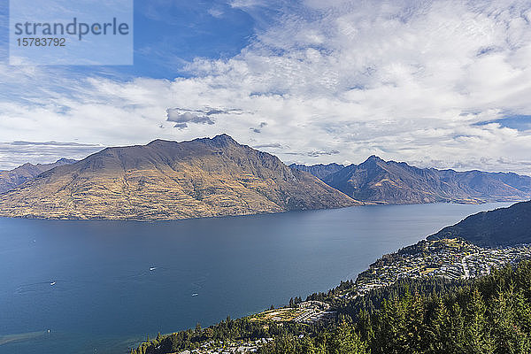 Neuseeland  Otago  Queenstown  Stadt am Ufer des Wakatipu-Sees mit Cecil Peak und Walter Peak im Hintergrund