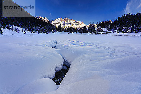 Italien  Trentino  Rendena-Tal  Nambino- und Brenta-Gebirge bei Sonnenuntergang im Winter
