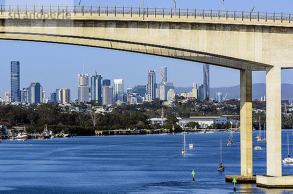 Australien  Queensland  Brisbane  Stadtsilhouette über den Fluss Brisbane gesehen