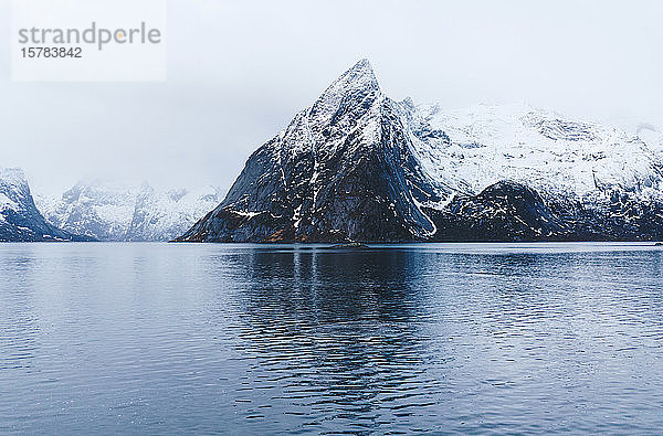 Schneebedeckte Berge an der Küste  Hamnoy  Lofoten  Norwegen
