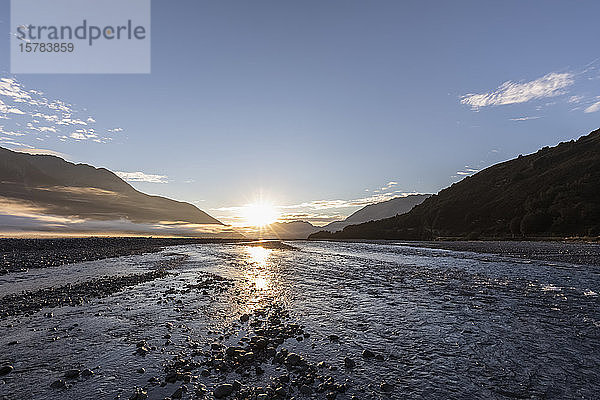Neuseeland  Grey District  Inchbonnie  Waimakariri River bei nebligem Sonnenaufgang