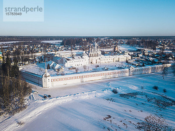 Russland  Gebiet Leningrad  Tichwin  Luftaufnahme des Mariä-Entschlafens-Klosters Tichwin im Winter