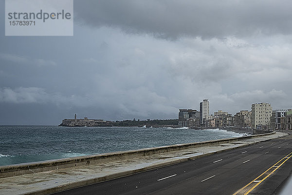 Kuba  Havanna  Wolken über leerer Malecon-Promenade