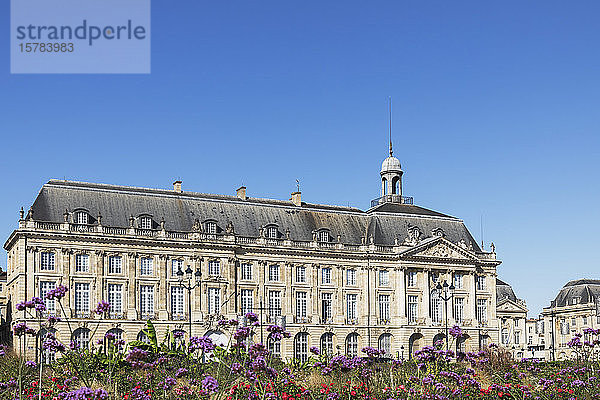 Frankreich  Gironde  Bordeaux  klarer Himmel über blühenden Blumen vor dem Place de la Bourse