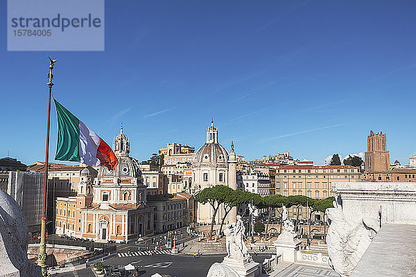 Italien  Rom  klarer blauer Himmel über der italienischen Flagge und der Piazza Venezia