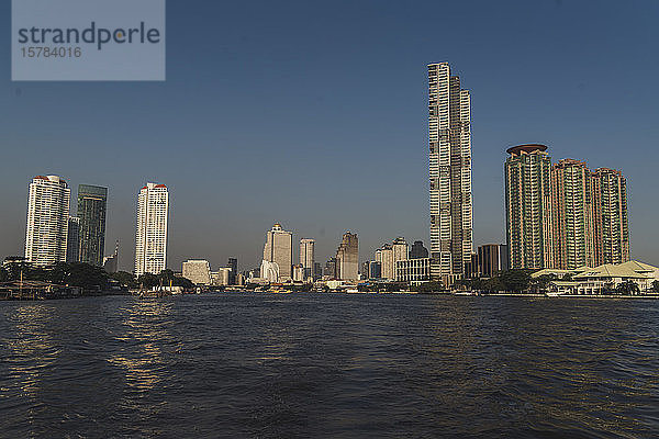 Fluss Chao Praya und Hochhäuser  Bangkok  Thailand