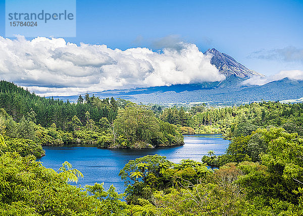 Neuseeland  Panoramablick auf den Mangamahoe-See im Egmont-Nationalpark