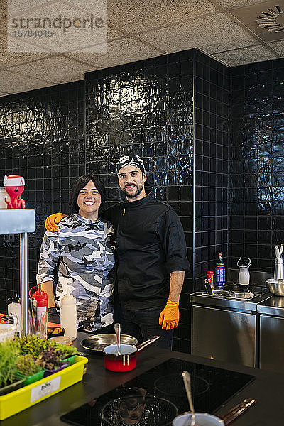 Porträt eines lächelnden Paares in der Restaurantküche