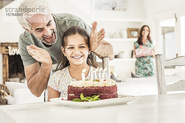Vater und Mutter feiern den Geburtstag ihrer Tochter