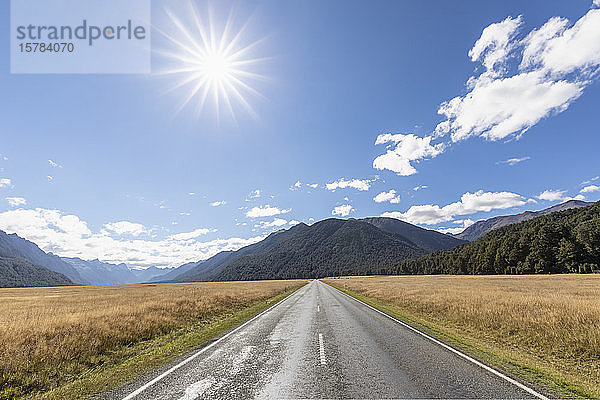 Neuseeland  Sonne scheint über dem leeren Te Anau Milford Highway
