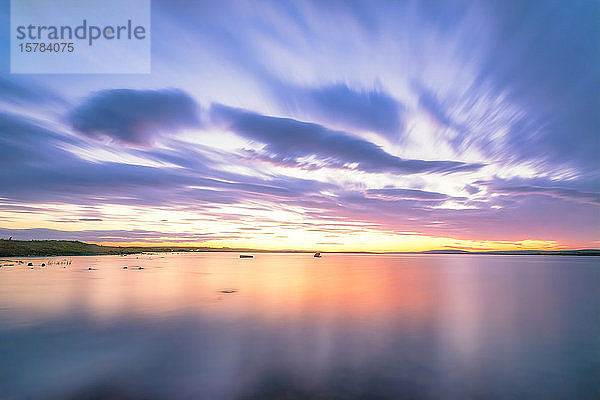 Großbritannien  Schottland  Festland  Lange Exposition von Loch of Harray bei violettem Sonnenuntergang