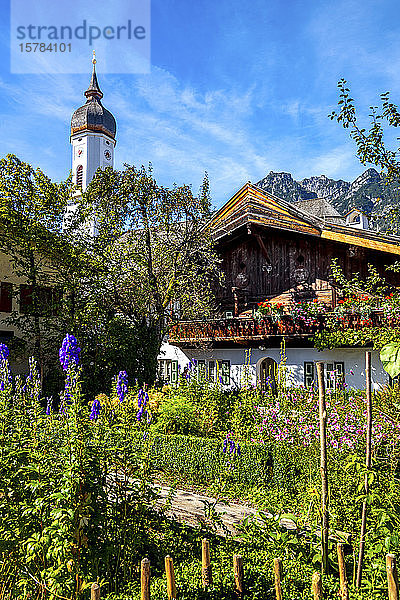 Deutschland  Bayern  Garmisch-Partenkirchen  Traditionelles Haus und Garten