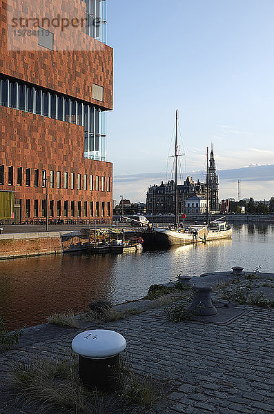 Belgien  Antwerpen  Museum aan de Stroom (MAS) am Fluss mit Maison Mason im Hintergrund  Sonnenuntergang
