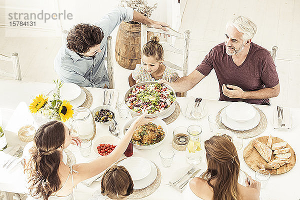 Familie und Freunde beim gemeinsamen Mittagessen