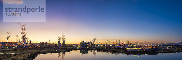 Großbritannien  Schottland  Grangemouth  Panorama der Raffinerie Grangemouth bei Sonnenuntergang