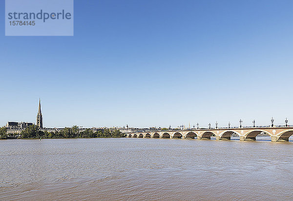 Frankreich  Gironde  Bordeaux  klarer Himmel über der Pont de Pierre mit der Basilika St. Michael im Hintergrund