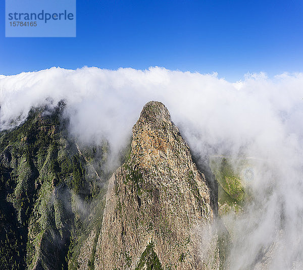 Spanien  Kanarische Inseln  La Gomera  Monumento Natural de los Roques  Luftaufnahme des mit Wolken bedeckten Roque de Agando