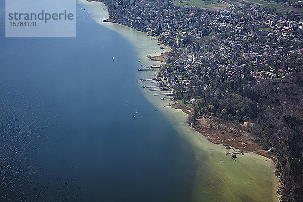 Deutschland  Bayern  Schondorf am Ammersee  Luftaufnahme der Stadt am Ufer des Ammersees