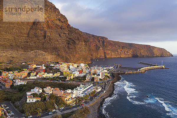 Spanien  Kanarische Inseln  La Gomera  Valle Gran Rey  Luftaufnahme von Vueltas und Hafen bei Sonnenuntergang