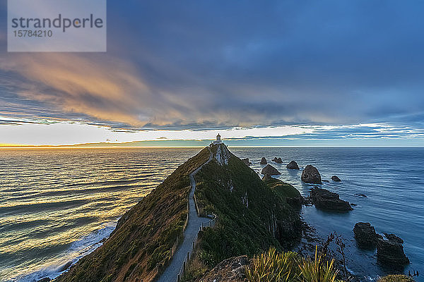 Neuseeland  Ozeanien  Südinsel  Southland  Otago  Southern Scenic Road  Cape Nugget Point  Nugget Point Leuchtturm bei Sonnenaufgang
