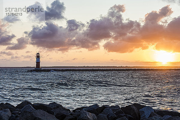 Deutschland  Mecklenburg-Vorpommern  Warnemünde  Leuchtturm und Meer bei Sonnenuntergang