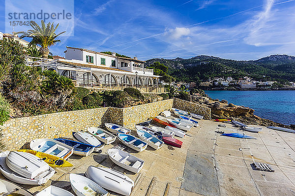 Spanien  Mallorca  Sant Elm  Boote an der Strandpromenade