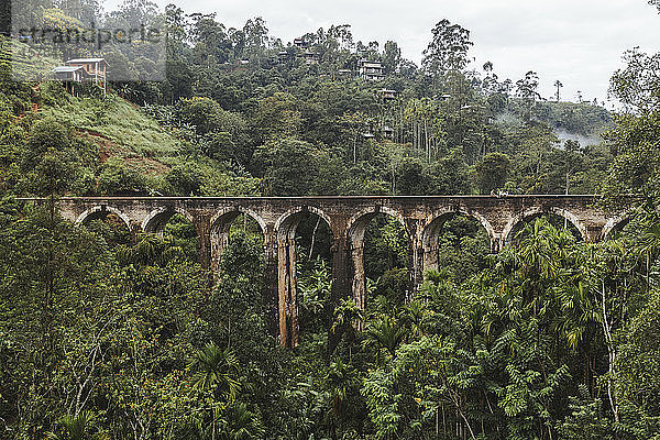 Sri Lanka  Provinz Uva  Demodara  Luftaufnahme der Neun-Bogen-Brücke über ein grünes  bewaldetes Tal