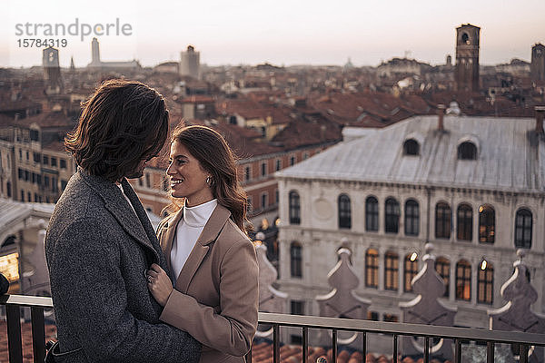 Glückliches junges Paar auf einem Balkon über der Stadt Venedig  Italien