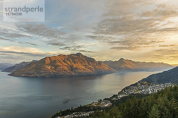 Neuseeland  Otago  Queenstown  Stadt am Ufer des Wakatipu-Sees mit Cecil Peak und Walter Peak im Hintergrund