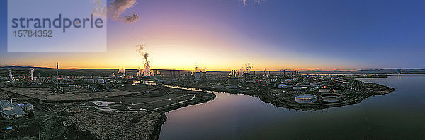 Großbritannien  Schottland  Grangemouth  Luftpanorama der Raffinerie Grangemouth bei Sonnenuntergang
