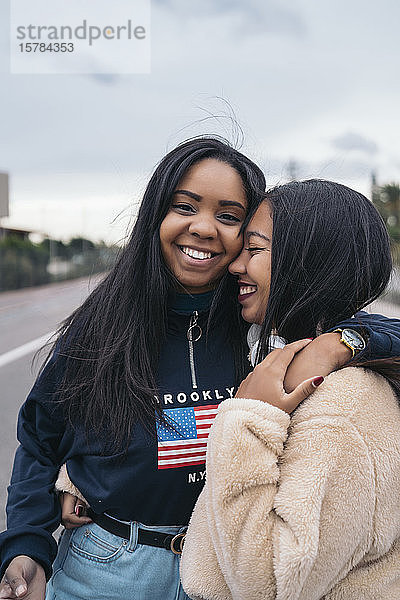 Porträt von zwei glücklichen jungen Frauen auf einer Straße
